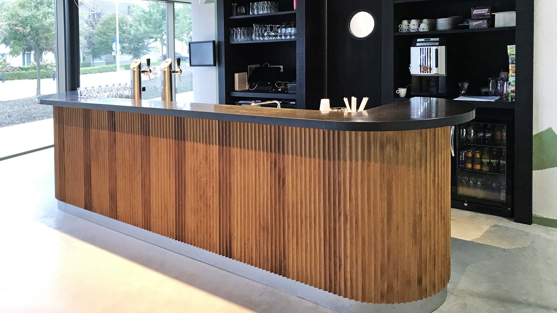 Uitmaken Beleefd Materialisme interieur en bar sportkantine - Blokmeubel