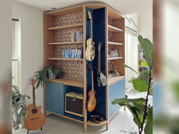 boekenkast met gitaardisplay in blauw fluweel