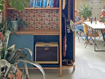 gitaarkast met blauw fluweel