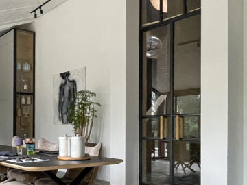 Hoge stalen deur met glas en houten greep