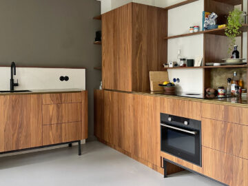 notenhouten keuken met ronde hoeken